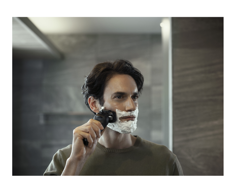 5-Blade Wet & Dry Electric Shaver with Beard Sensor & Clean & Charge Station