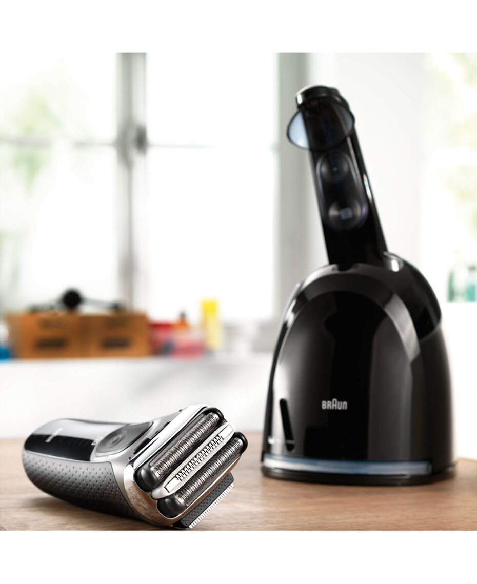 Series 3 proskin washable electric shaver black with clean&charge station